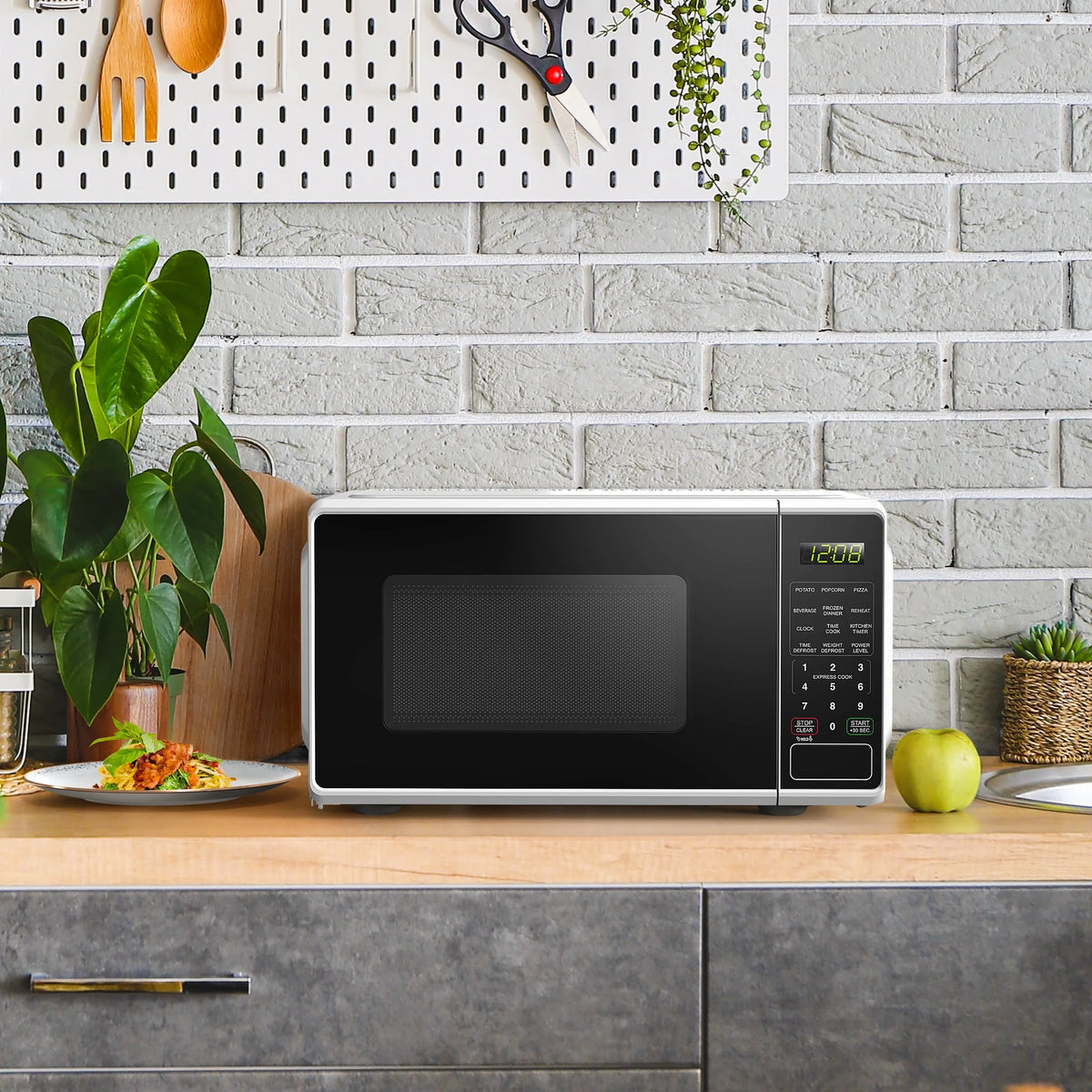 Mainstays 0.7 Cu. Ft. Countertop Microwave Oven, 700 Watts, White, New