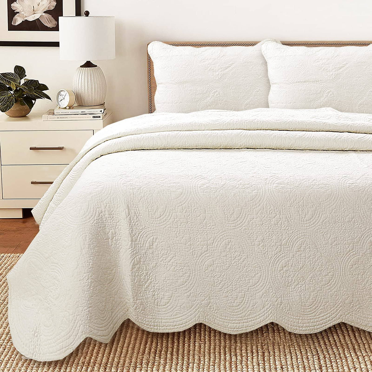 Cozy Line Victorian Medallion Matelasse Scalloped Edge 100% Cotton 3-Piece Ivory Cream Quilt Bedding Set, Queen, Beige