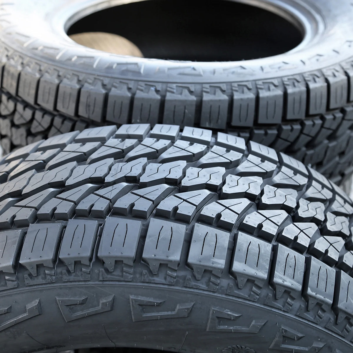 245/65R17 LION SPORT A/T 111T XL